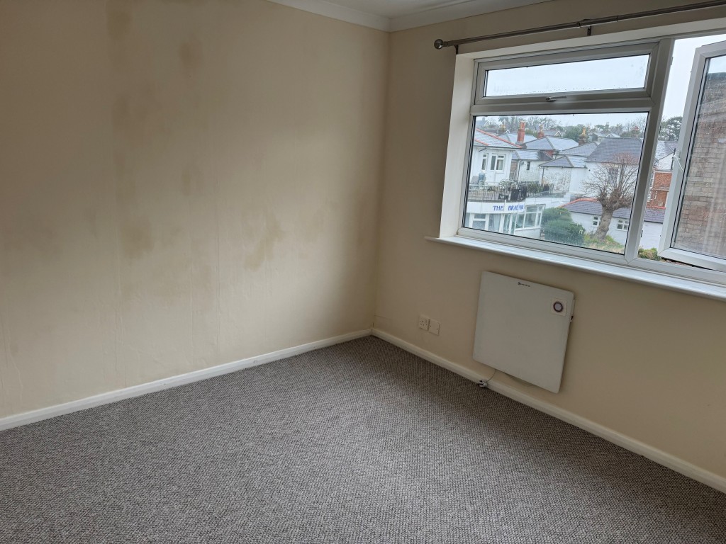 Lot: 141 - PURPOSE-BUILT TOWN CENTRE FLAT WITH PARKING - Bedroom